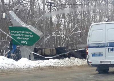 На Ряжском шоссе фура улетела в кювет после столкновения с ВАЗ-2112